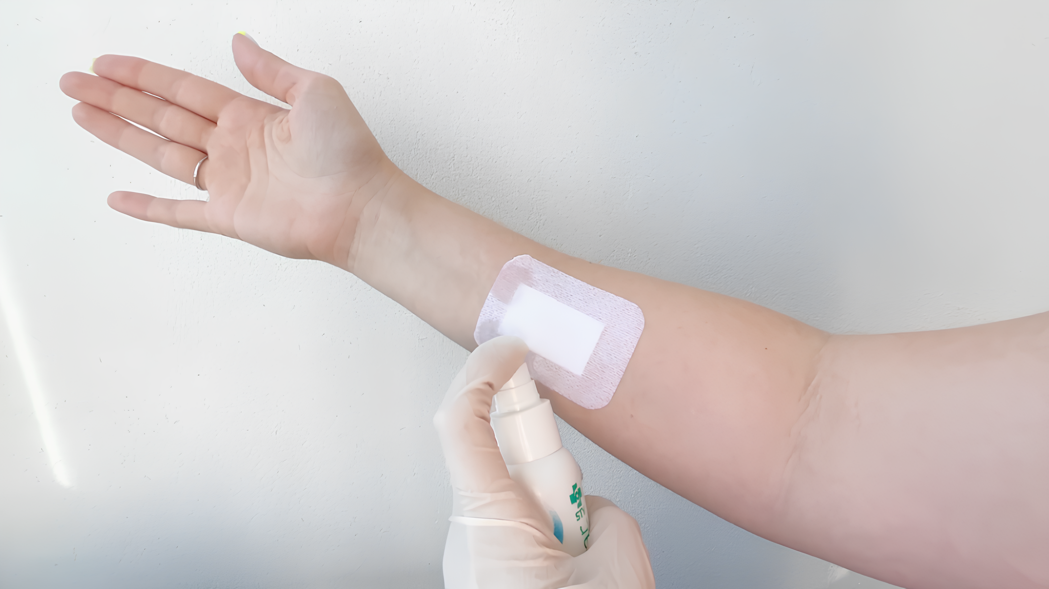 Инструкция: как отклеить пластырь без боли при помощи спрея Clinar™ (Клинар) + видео